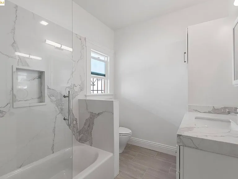494 41st St #B — Photo 14