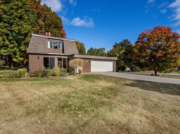 3140 Crestview Dr, Traverse City, MI 49684