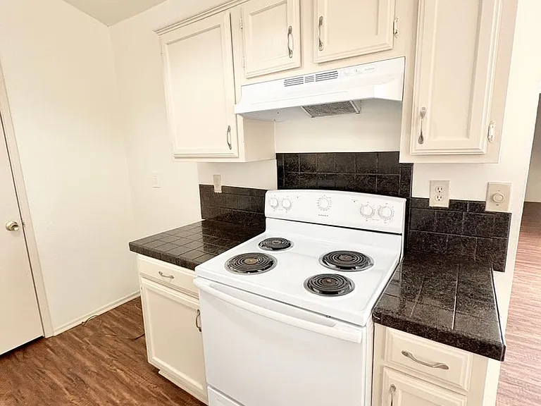 658 Stonehenge Dr — Photo 7
