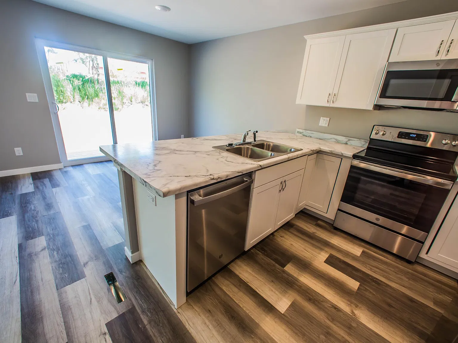 3 bed, 2.5 bath, 2600 sqft, $3,000 — Photo 3
