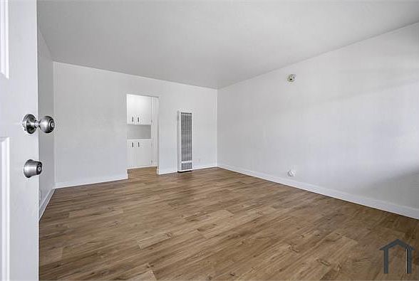 1st image of 727 W 81st St #7