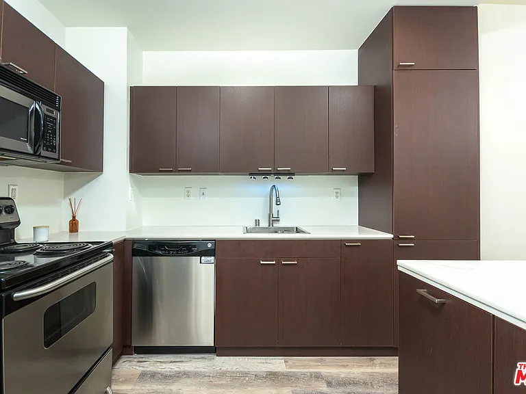 630 W 6th St #207 — Photo 11