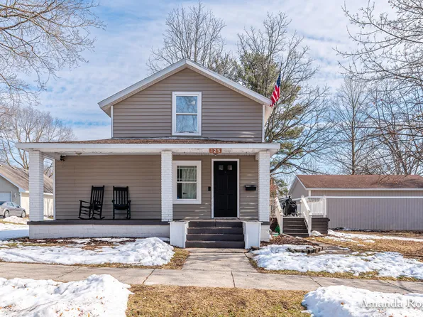 125 S Grove St SE, Lowell, MI 49331