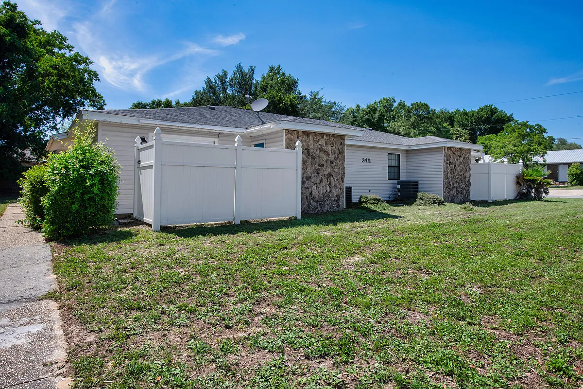 Building Photo - 3411 Green Briar Cir #2