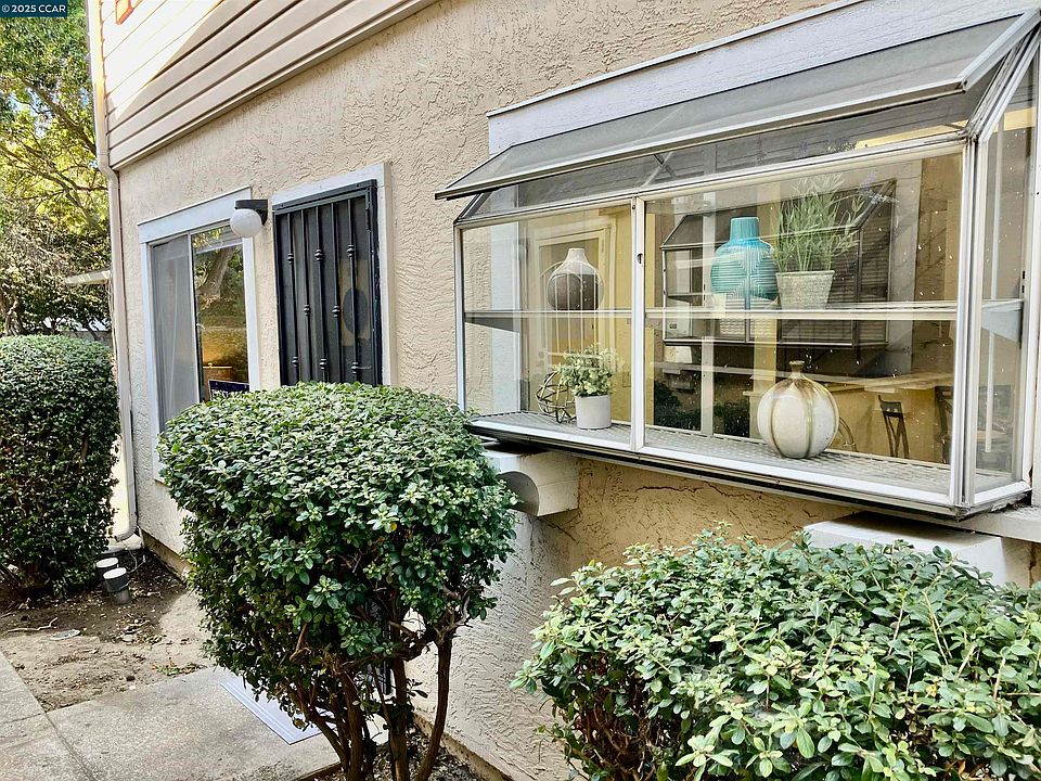 1st image of 2567 El Portal Dr APT B
