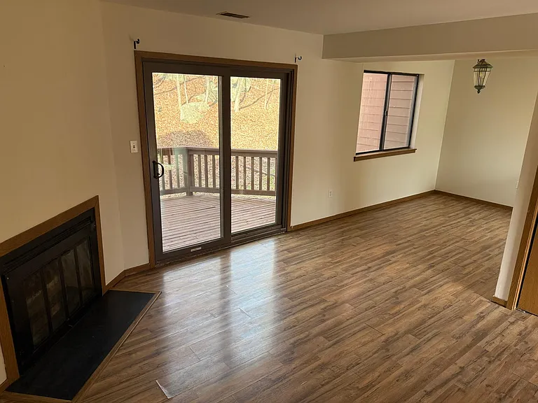 223 Sterling Ct — Photo 1