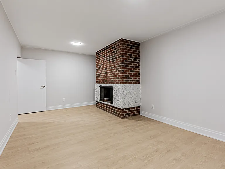 207 Davisville Ave — Photo 14