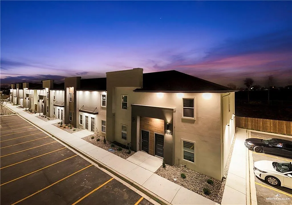 3 bed, 2.5 bath, 1350 sqft, $1,450 — Photo 1