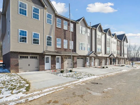 1686 Pinecroft Ln, Howell, MI 48855