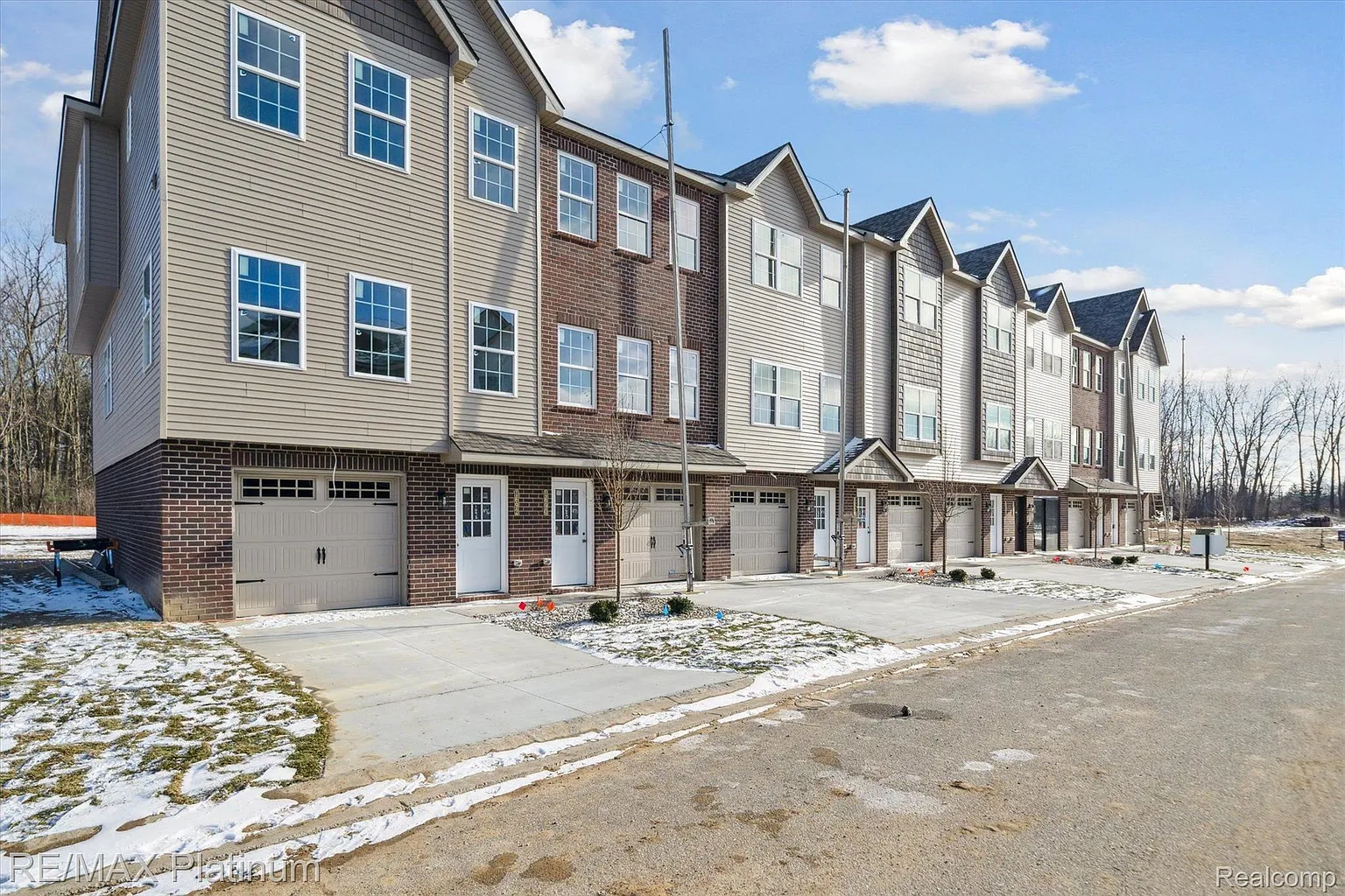 1690 Pinecroft Ln photo 1