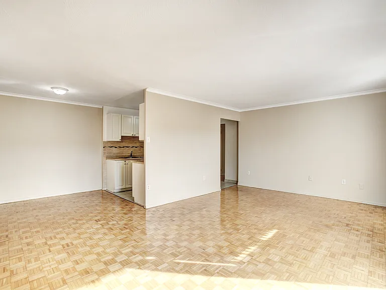2503 Hurontario St — Photo 6