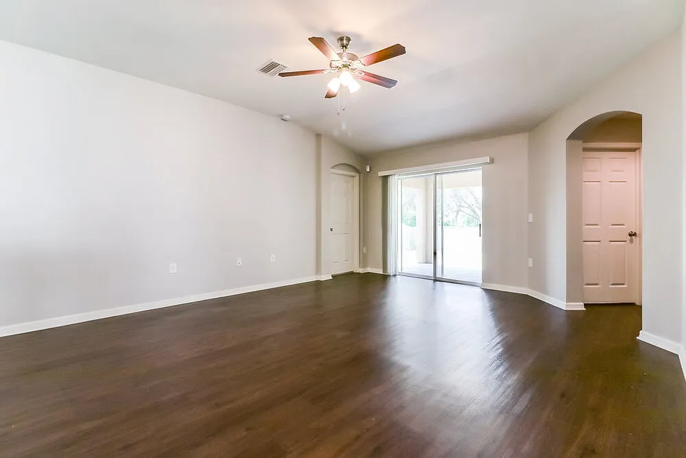 3 bed, 2.0 bath, 1724 sqft, $2,105 — Photo 4