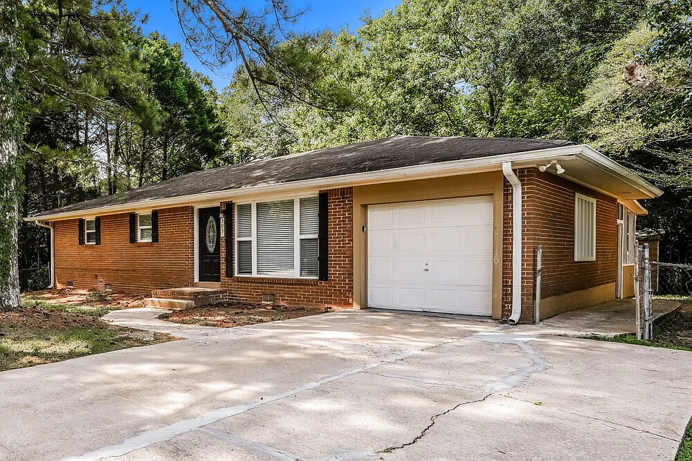 3 bed, 1.5 bath, 1040 sqft, $1,570 — Photo 3