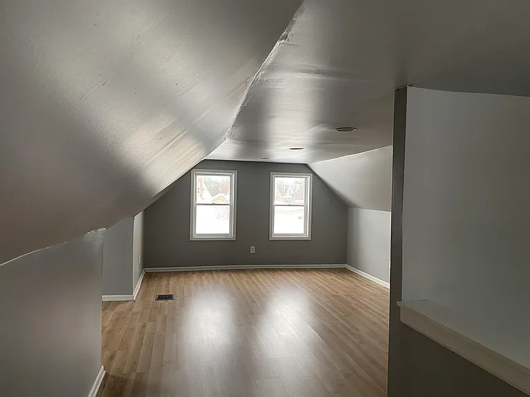 1025 E 44th Pl — Photo 8