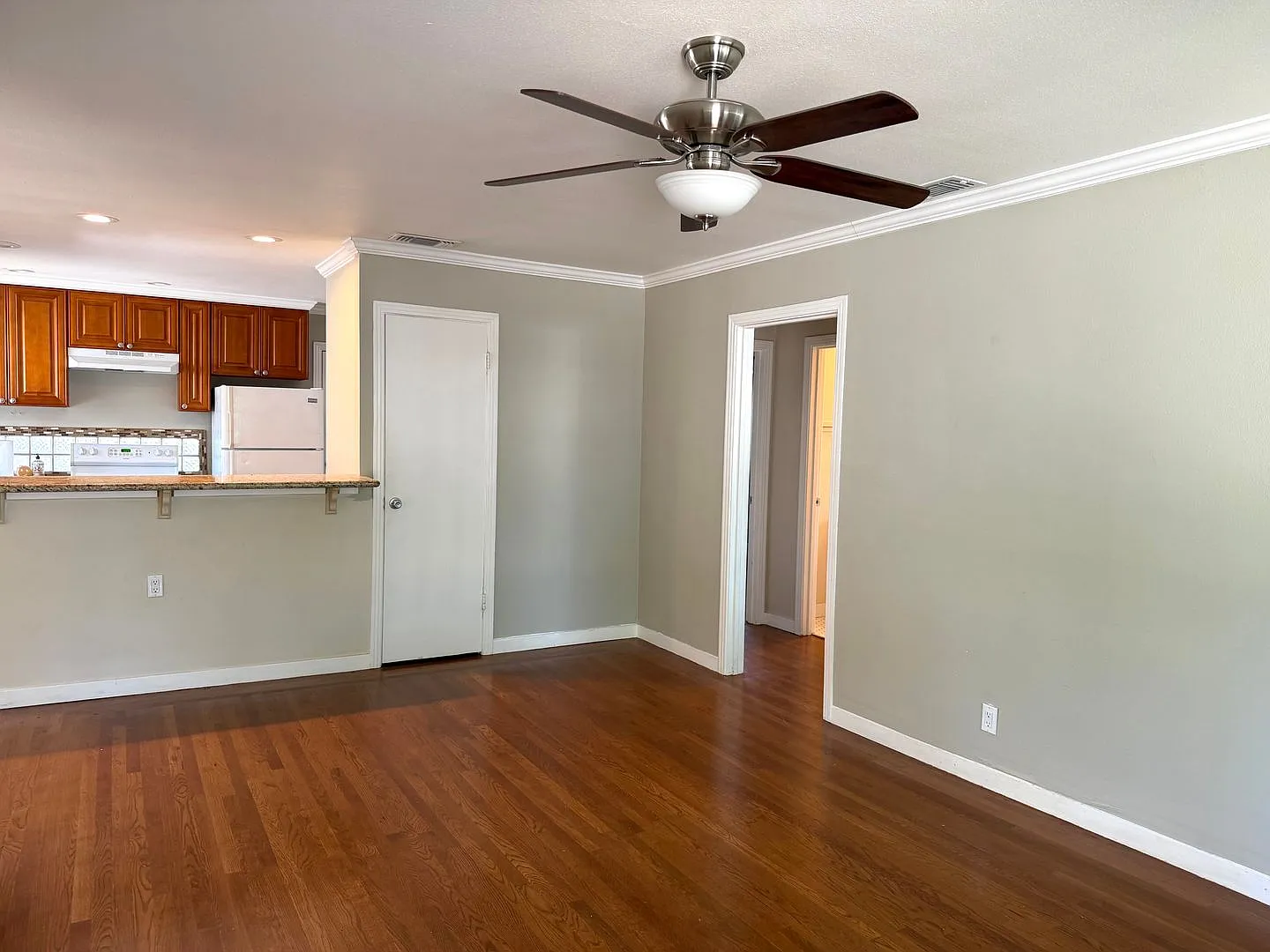 Charming 2BR/1BA East Sacramento Duplex with Private Garage — Photo 4