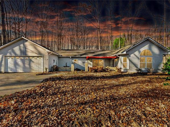 257 Lake Place Dr, Lavonia, GA 30553