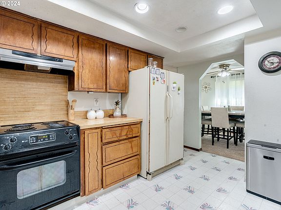 3rd image of 305 SE 149th Ct