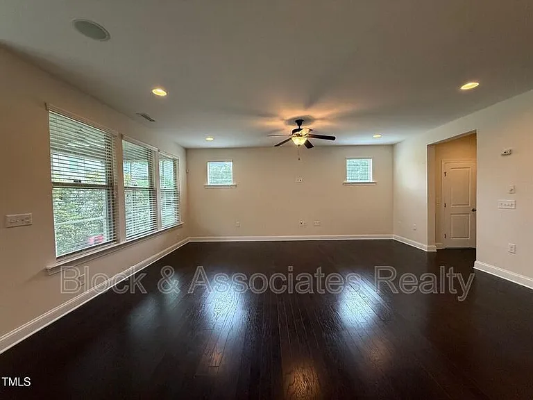 238 Begen St — Photo 4