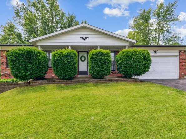 2200 Country Forest Dr, Imperial, MO 63052
