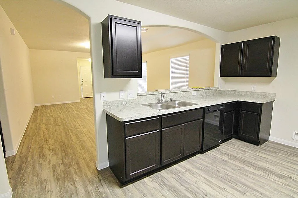 3 bed, 2.0 bath, 1407 sqft, $1,800 — Photo 3