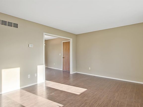 5th image of 301 N Bentwood Dr