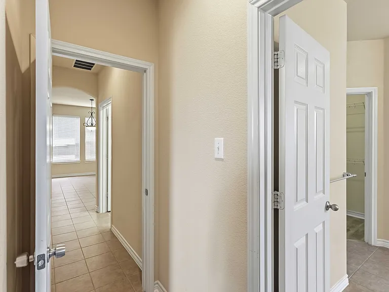 807 Clear Water Dr — Photo 14
