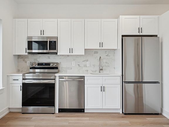 3rd image of 903 Leland St #402