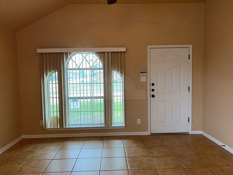 4701 Autumn Valley Dr — Photo 4