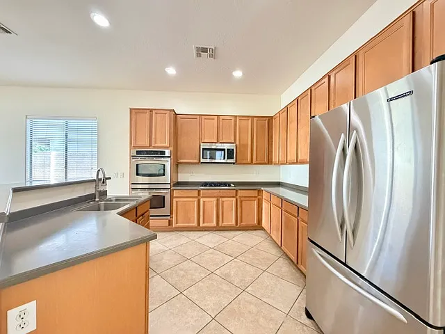 3 bed 2 bath w/ den & access to Anthem Community Council — Photo 4