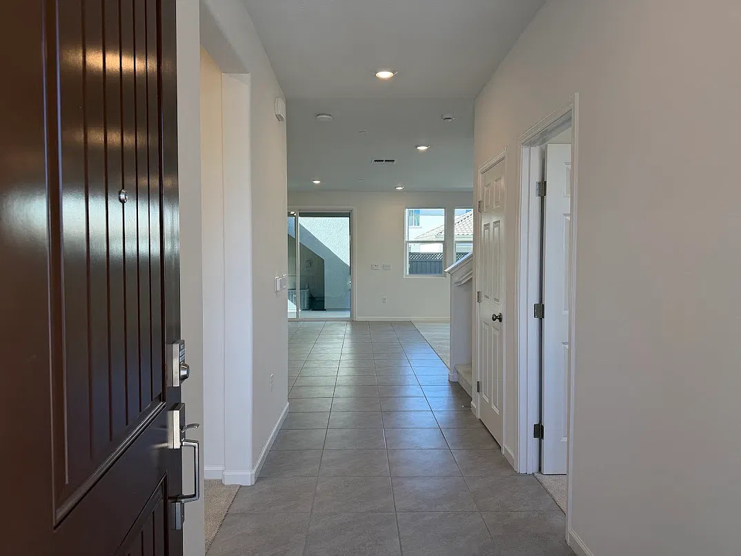 5 bed, 2302 sqft, $3,400 — Photo 2