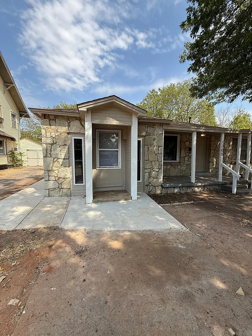 1305 W Ash Ave — Photo 1