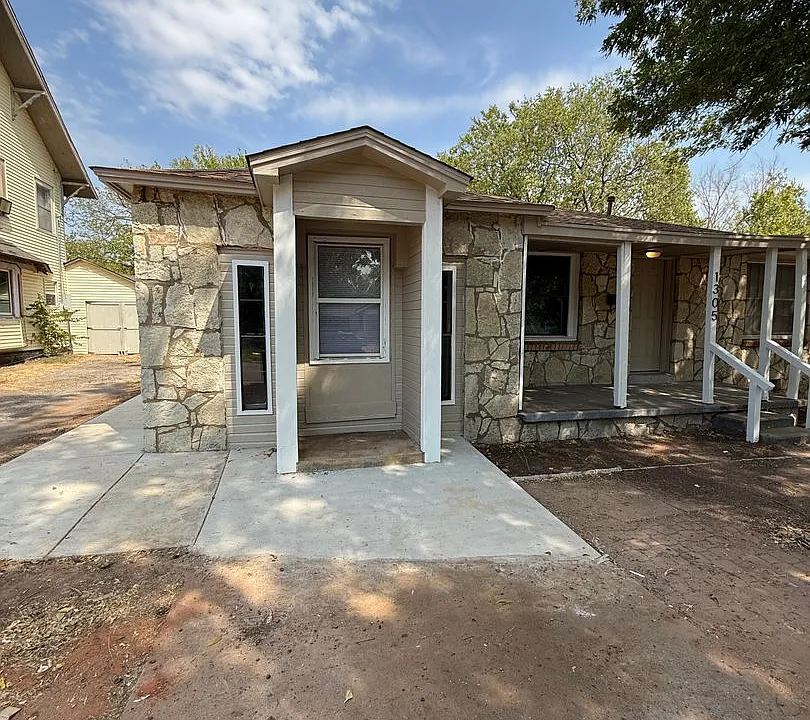 1305 W Ash Ave