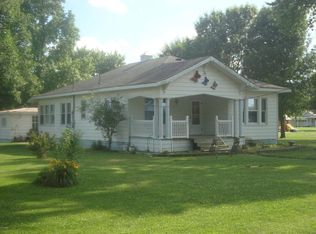 201 E Clinton Ave, Patoka, IL 62875