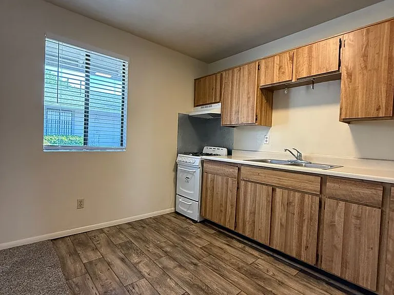 301 W Merritt St — Photo 4