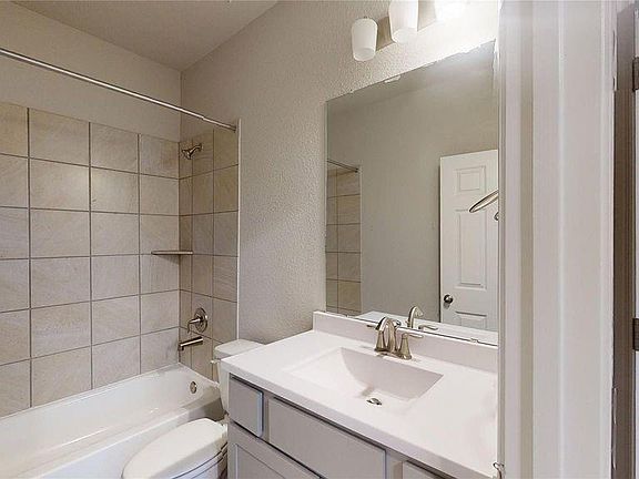 5th image of 1031 Comal Trl
