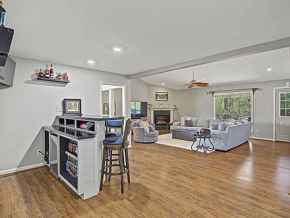 4th image of 6 Hightrail Dr