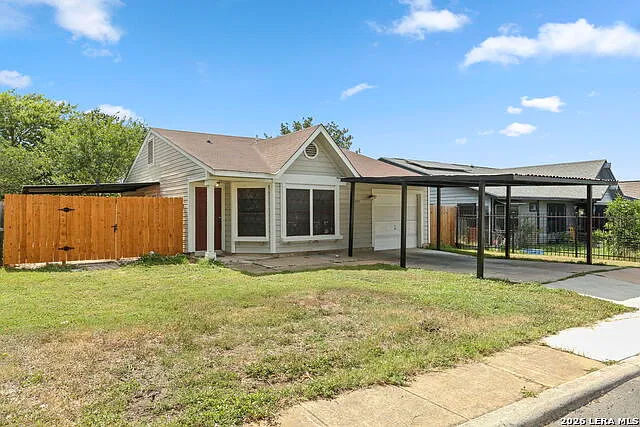 3 bed, 1.0 bath, 915 sqft, $1,350 — Photo 1
