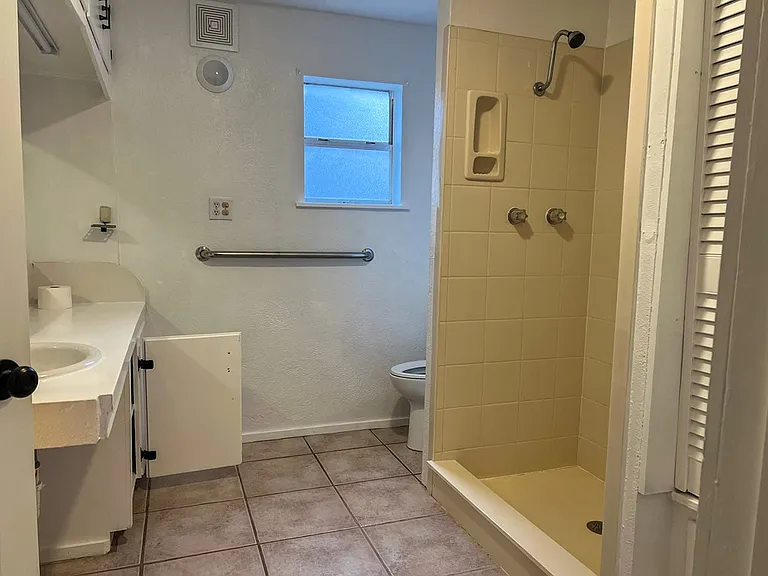 610 Guadalupe St S — Photo 7