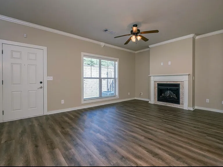 102 Venezia Ln — Photo 3