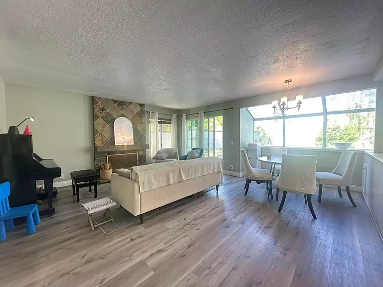 2210 S Autumn Ln — Photo 2