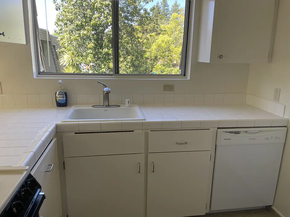 Kitchen - Plenty of light
