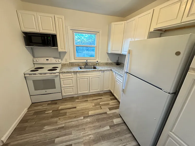 242 Oak St — Photo 10