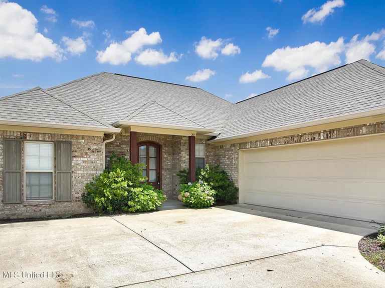 203 Buttonwood Ln — Photo 2