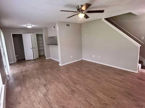 306 Belmont St #B, Tomball, TX 77375