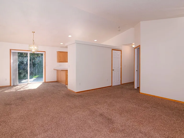 3122 Meadow Glen Ln — Photo 2