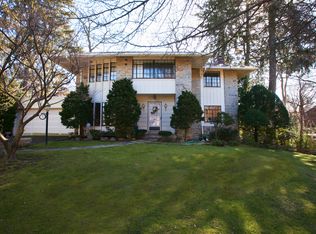 70 Aldershot Ln, Manhasset, NY 11030
