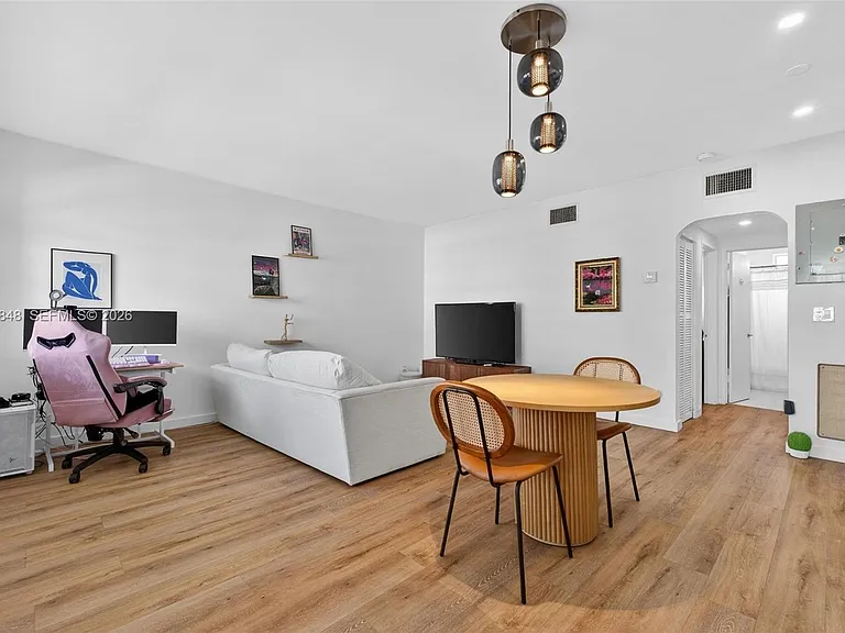 8600 Byron Ave #9 — Photo 9
