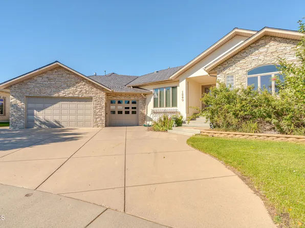 1530 Clipper Pl, Bismarck, ND 58504