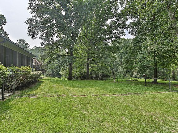 3rd image of 190 S Hemlock Ln