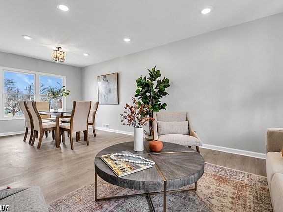 3rd image of 525 Trinity St